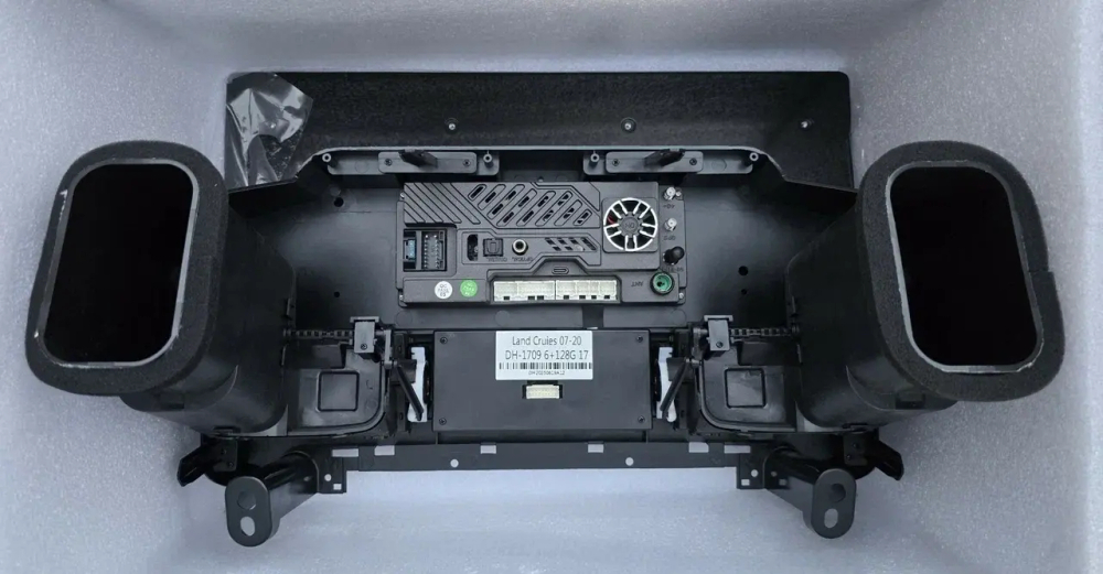 Магнитола для Toyota Land Cruiser 200 2007-2015 (климат на ШГУ) - Carmedia JT-T1702 QLed, Android 12, TS10, CarPlay, SIM-слот