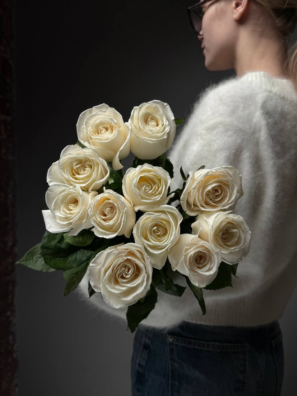 11 белых пионовидных роз
