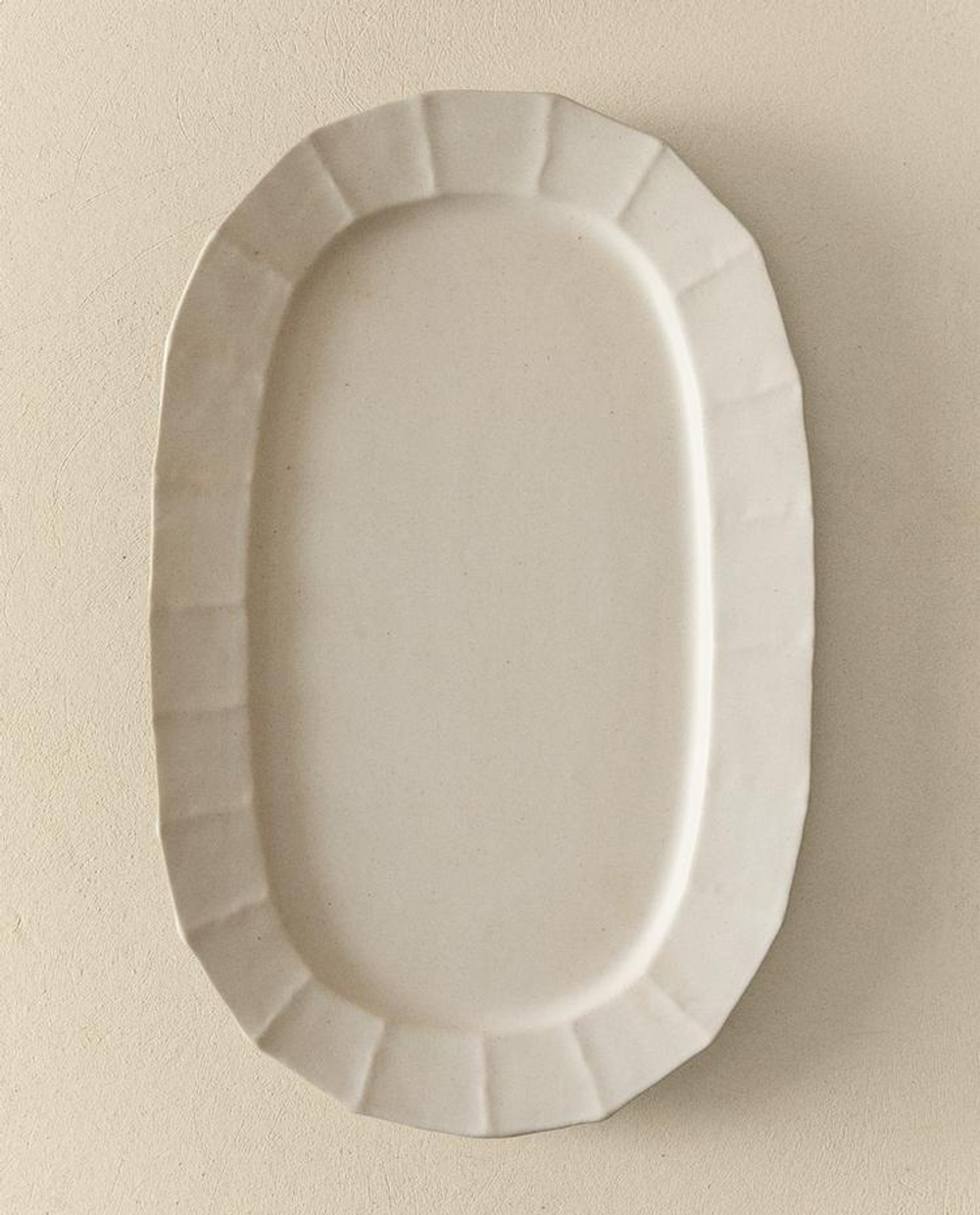 ZARA HOME ОВАЛЬНОЕ КЕРАМИЧЕСКОЕ БЛЮДО С РЕЛЬЕФНЫМ КРАЕМ, ПЕСОЧНЫЙ