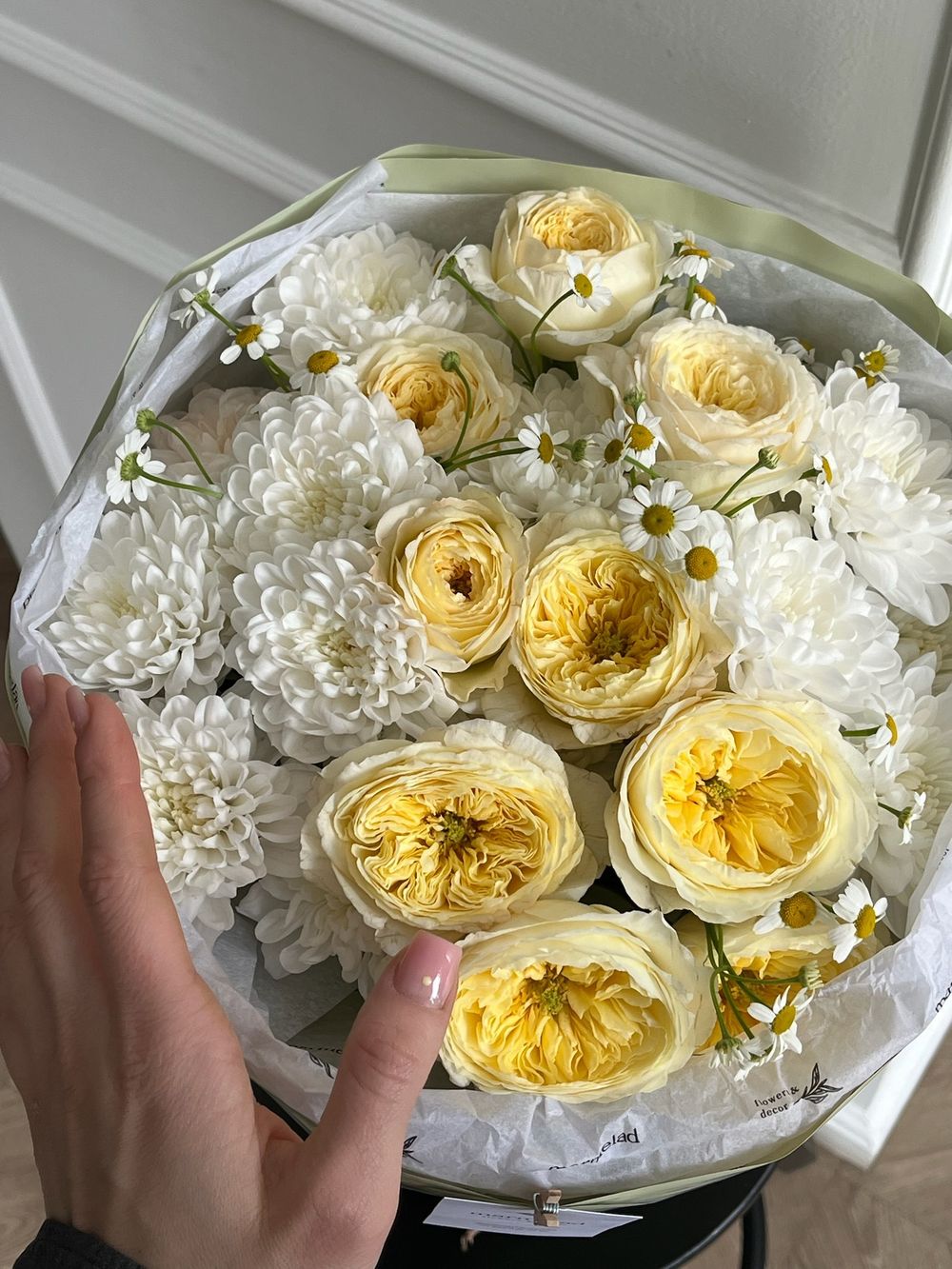 Букет сборный из кустовых пионовидных роз, ромашки и хризантемы