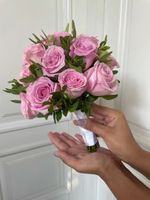 Свадебный букет из одноголовых роз и зелени