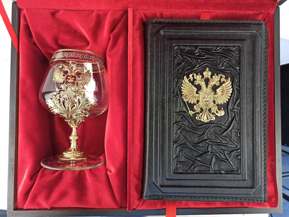 Набор №15 "Ежедневник Герб РФ (из натуральной кожи со съемной обложкой) и бокал для коньяка "Герб РФ"