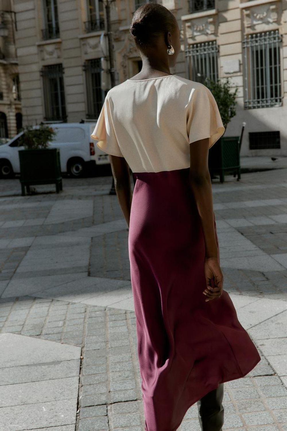 ZARA АТЛАСНОЕ ПЛАТЬЕ МИДИ С КОМБИНИРОВАННЫМ КРУЖЕВОМ, БУРГУНДИ