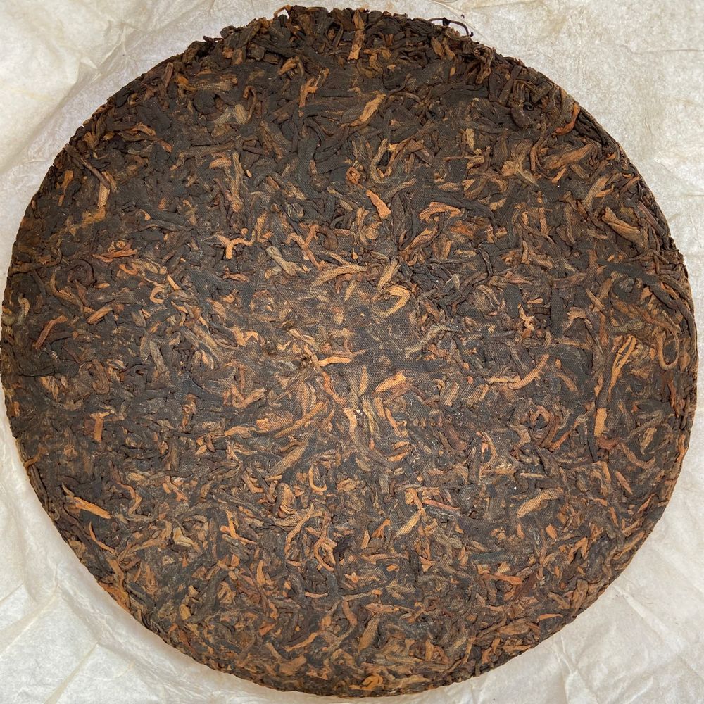 Шу пуэр. Чан Сян Гун Бин (камфорный торт) 357г. 2015 год