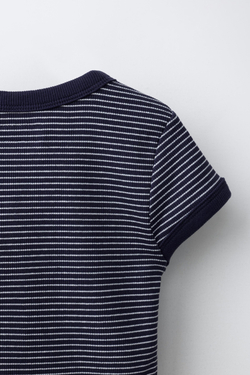 ZARA ФУТБОЛКА В РУБЧИК В ПОЛОСКУ С V-ОБРАЗНЫМ ВЫРЕЗОМ, ПОЛОСКИ