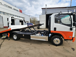 ISUZU ELF 4.5 т. эвакуатор со сдвижной платформой вид сбоку