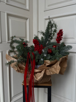 Композиция из хвои с заснеженными ветками, лентами и шарами