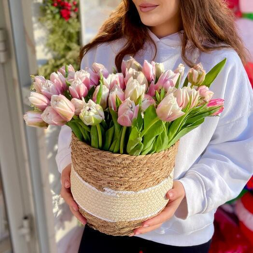 51 пионовидный розовый тюльпан в корзине. Цветы в корзине 002 Chalet Green