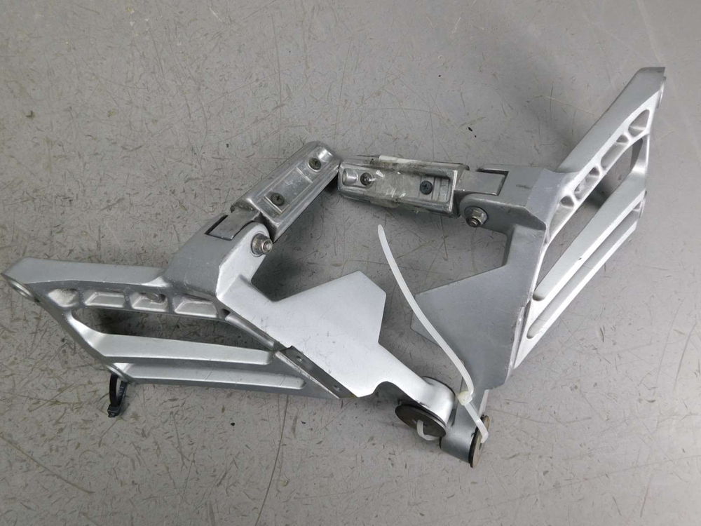 Подножки пассажирские Yamaha FJR1300 RP04 2001