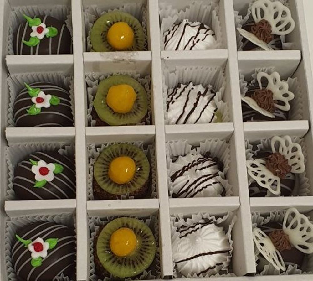 Сет пирожных и конфет ручной работы - 4 вида пирожных по 4 шт в наборе (480 гр.)