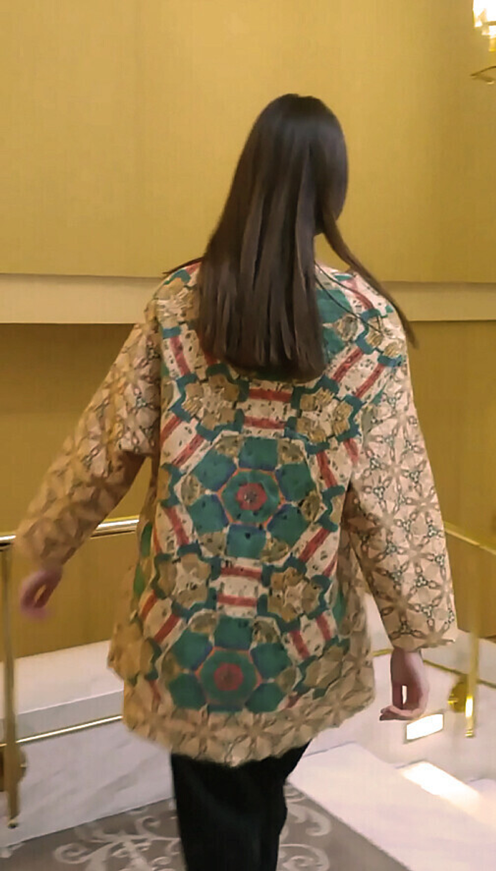 Шерстяной свитер с принтом, по мотивам живописи художника сюрреалиста Виктора Браунера