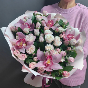 Букет с кустовыми пионовидными розами "Angel Bombastic" и орхидеями