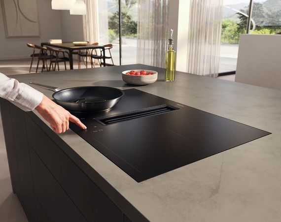 Индукционная стеклокерамич. панель с вытяжкой Miele KMDA7876FL-A 125 Gala Ed