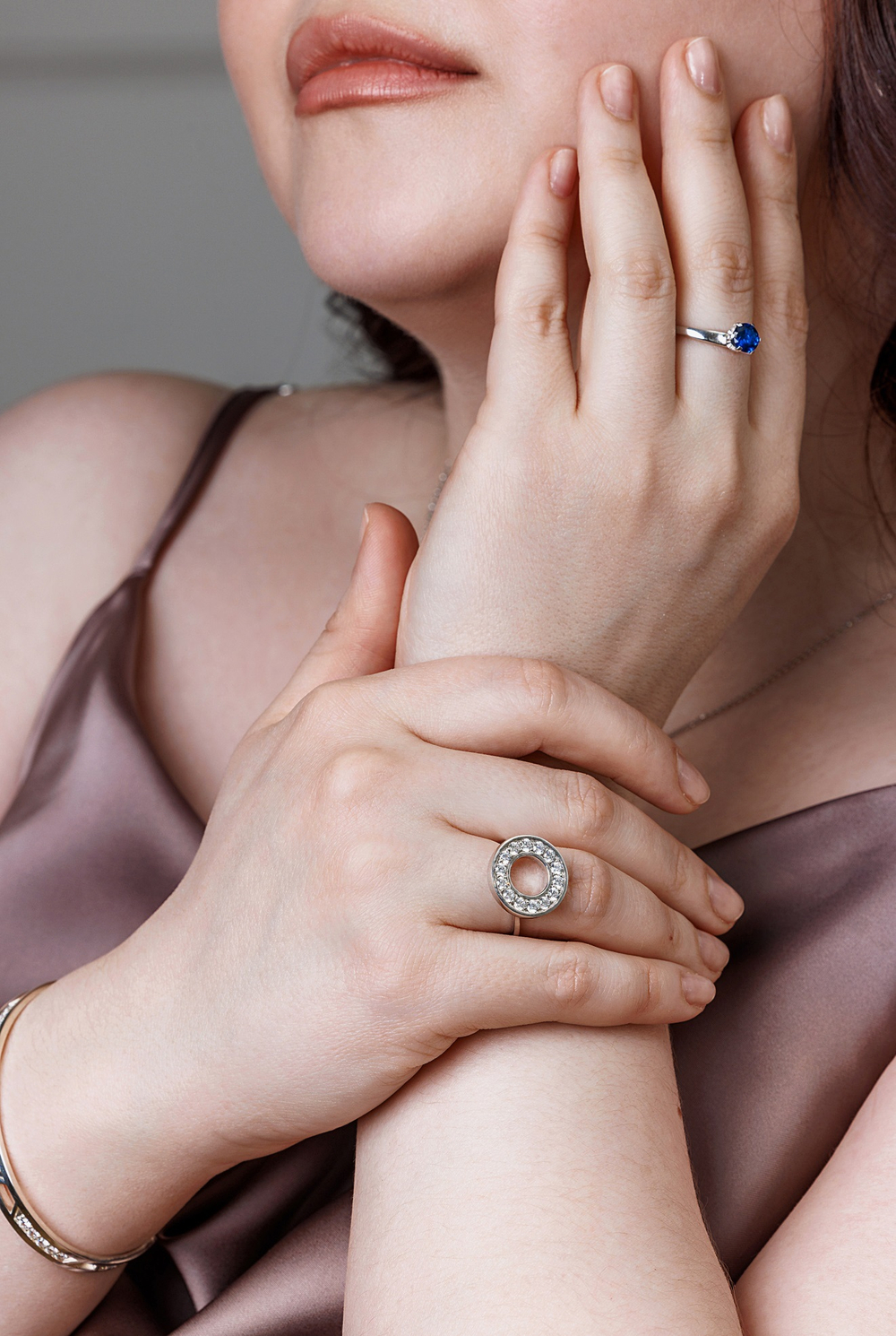 Кольцо из серебра с центральной вставкой из выращенной синей шпинели