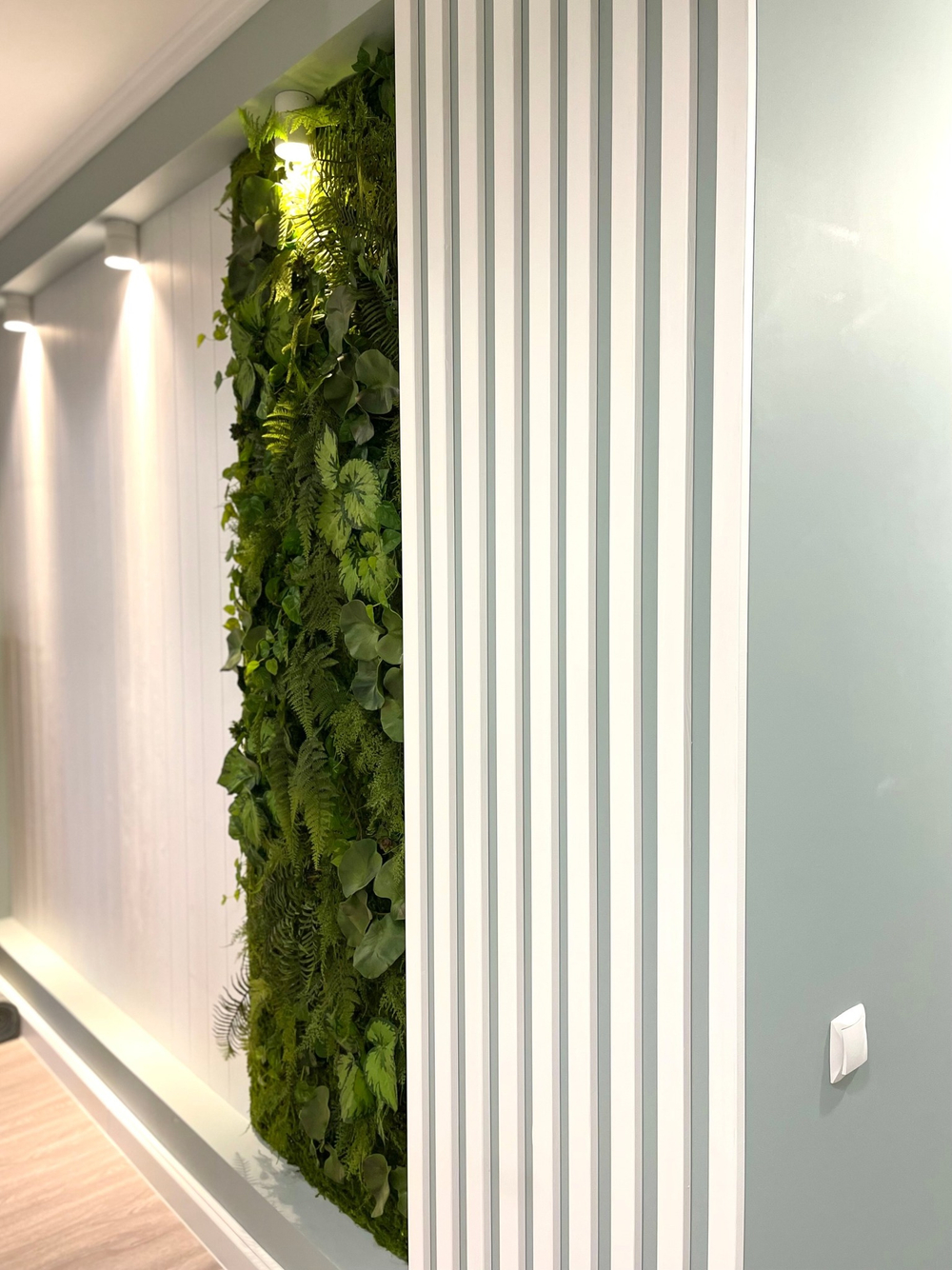 21.09. Панно из искусственного мха и растений.