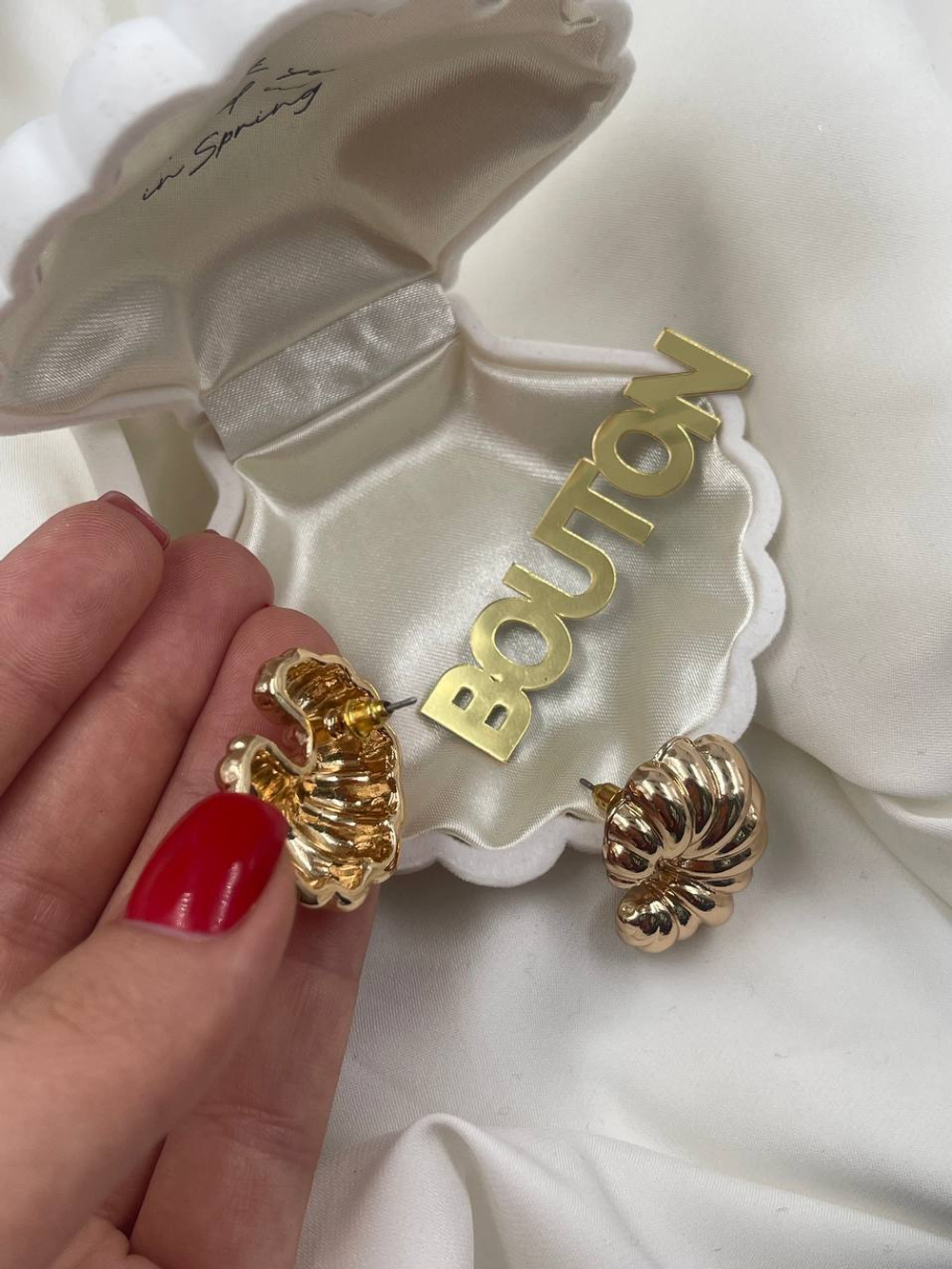 Серьги золотистые в форме круассана