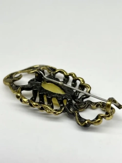 Бронзовая статуэтка на янтаре