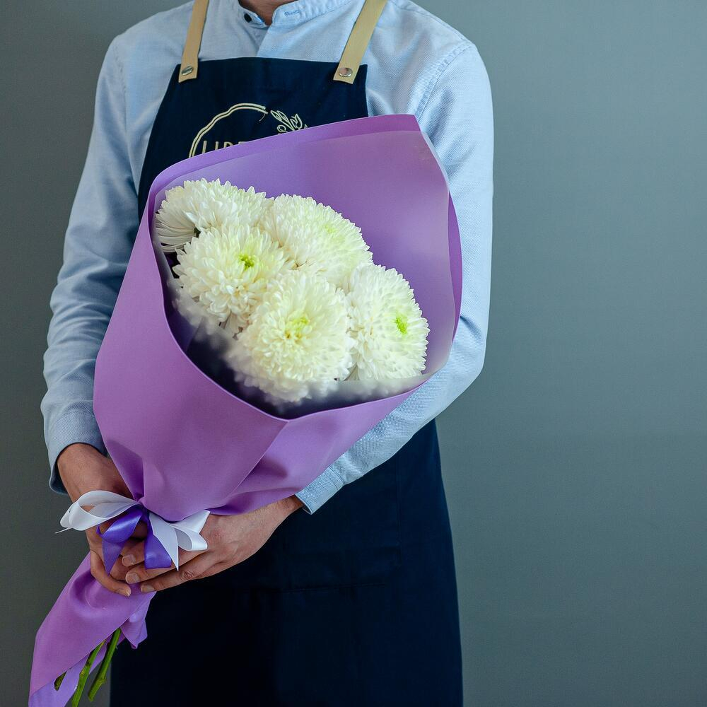 Букет из одноголовой хризантемы в упаковке