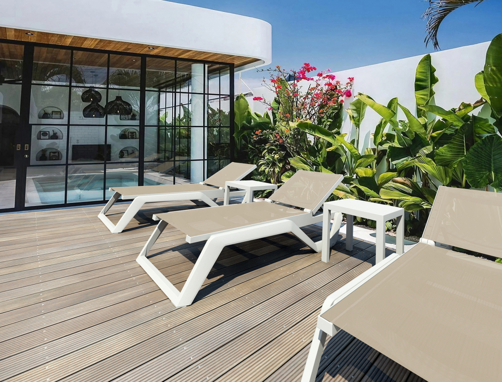 Шезлонг-лежак пластиковый Siesta Contract Rio Pro, белый, бежевый