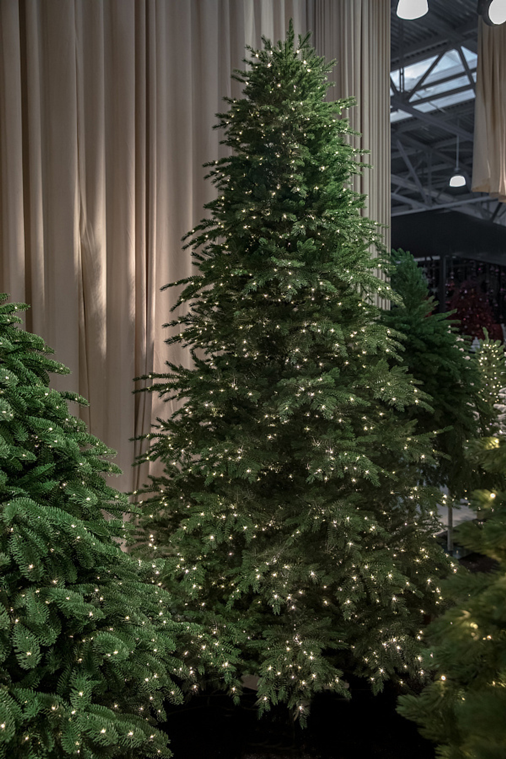 Ель искусственная с лампочкам Мурманская