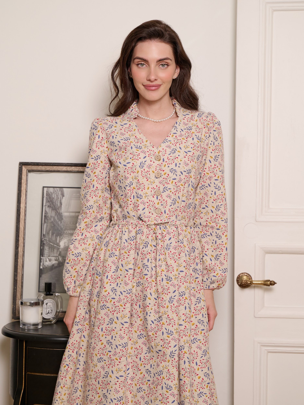 Платье с воротником стойкой