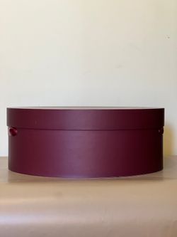 Короткая коробка 40 см Цвет;Бордо . В розницу 850 рублей.