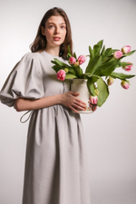 Платье с жабо и рукавами фонариками из плотного хлопка, в светло-сером цвете