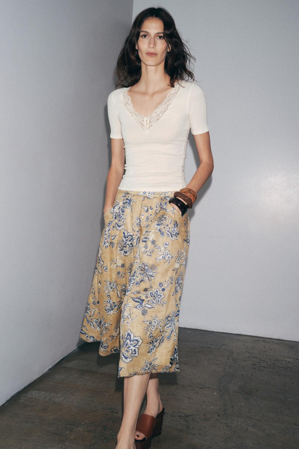 ZARA ФУТБОЛКА В РУБЧИК С КРУЖЕВОМ, ЖЕЛТОВАТО-БЕЛЫЙ