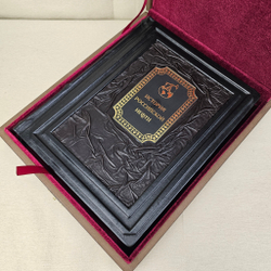 Книга в переплёте из натуральной кожи "Черное золото. История русской нефти" - 2 в футляре