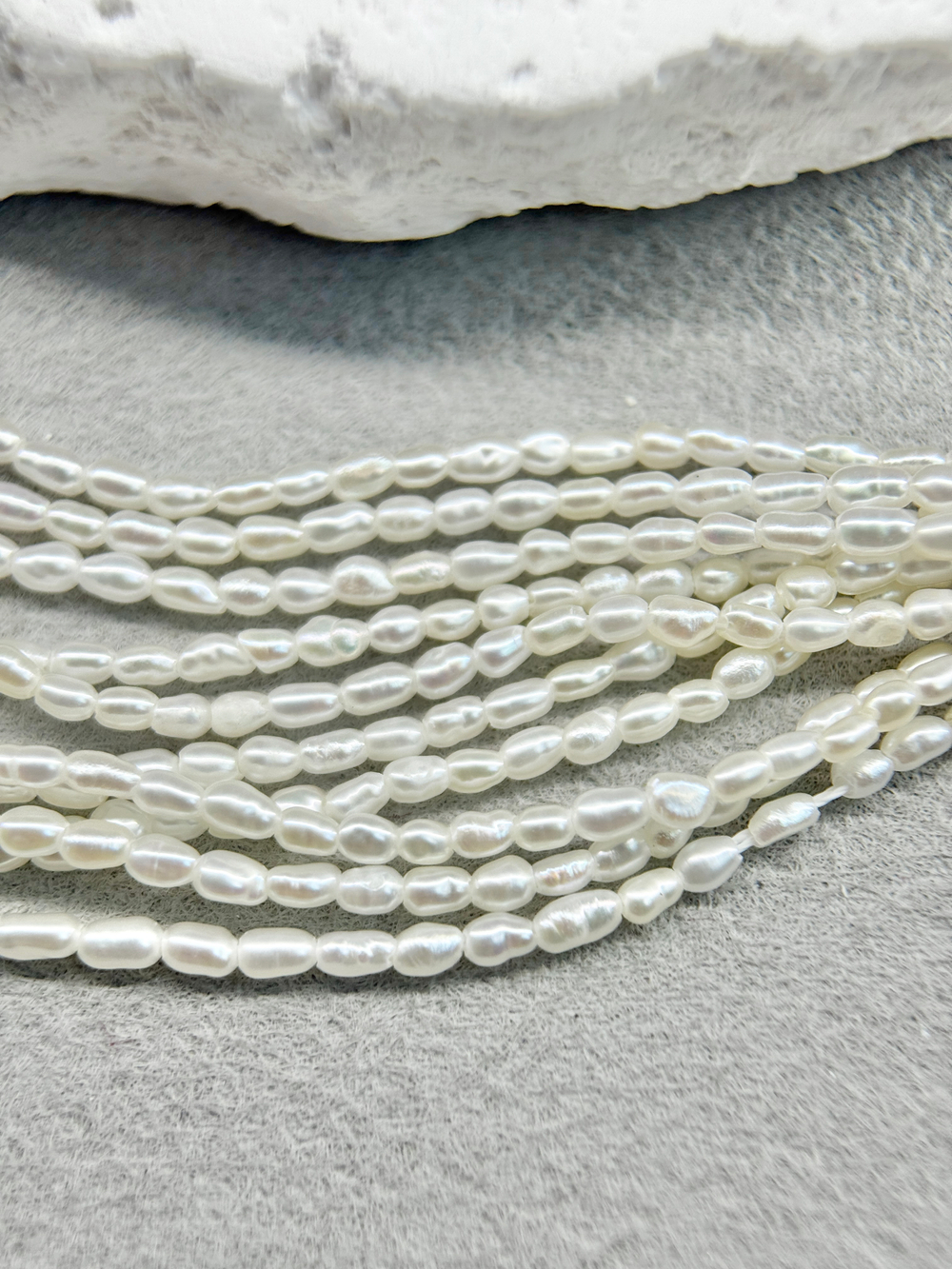 Натуральный барочный жемчуг супермелкий 1,5-2 мм, кремовый, нить 18 см