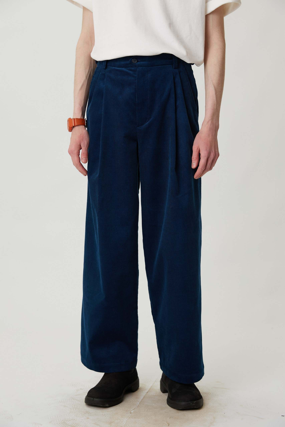 Брюки мужские со складками из синего вельвета