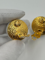 «Жемчужные» клипсы Chanel с лого