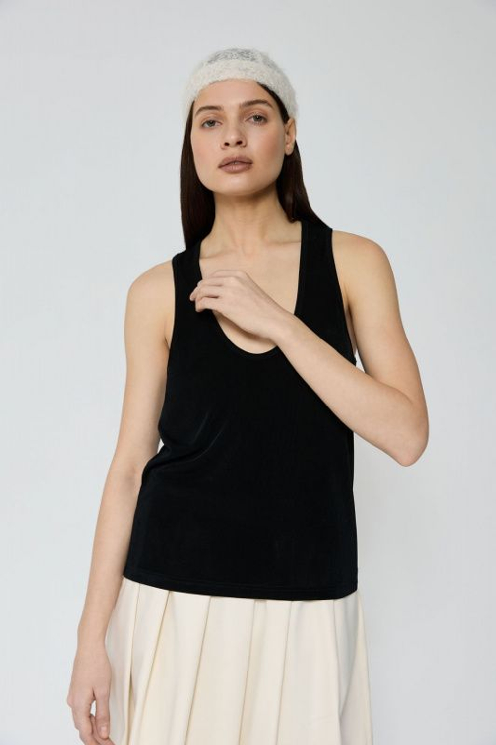 Майка с глубоким вырезом