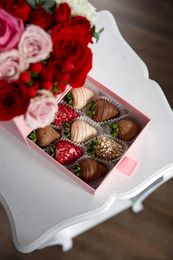 Шкатулка "Нежный поцелуй" мини с цветами и клубникой в шоколаде