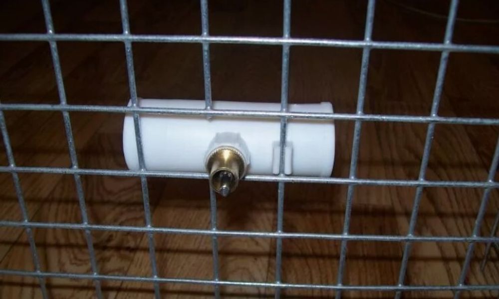 Ниппельная поилка для кроликов