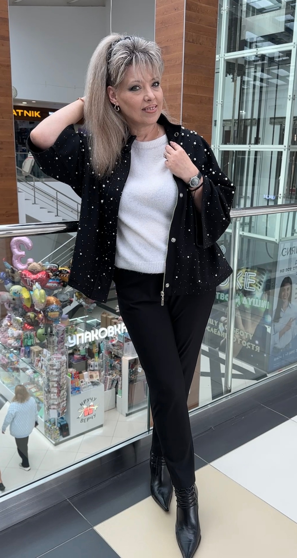 Черный жакет с принтом из страз и жемчужин