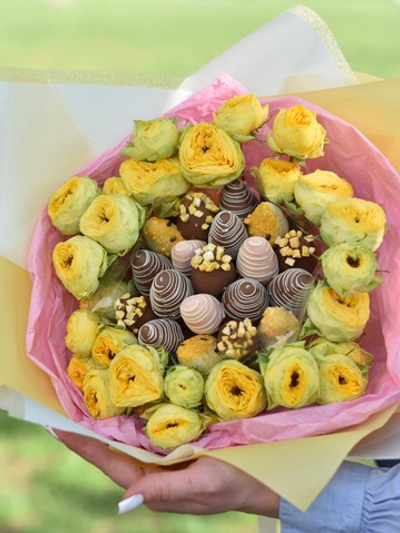 Букет из клубники в шоколаде с желтыми кустовыми розами «Солнышко»