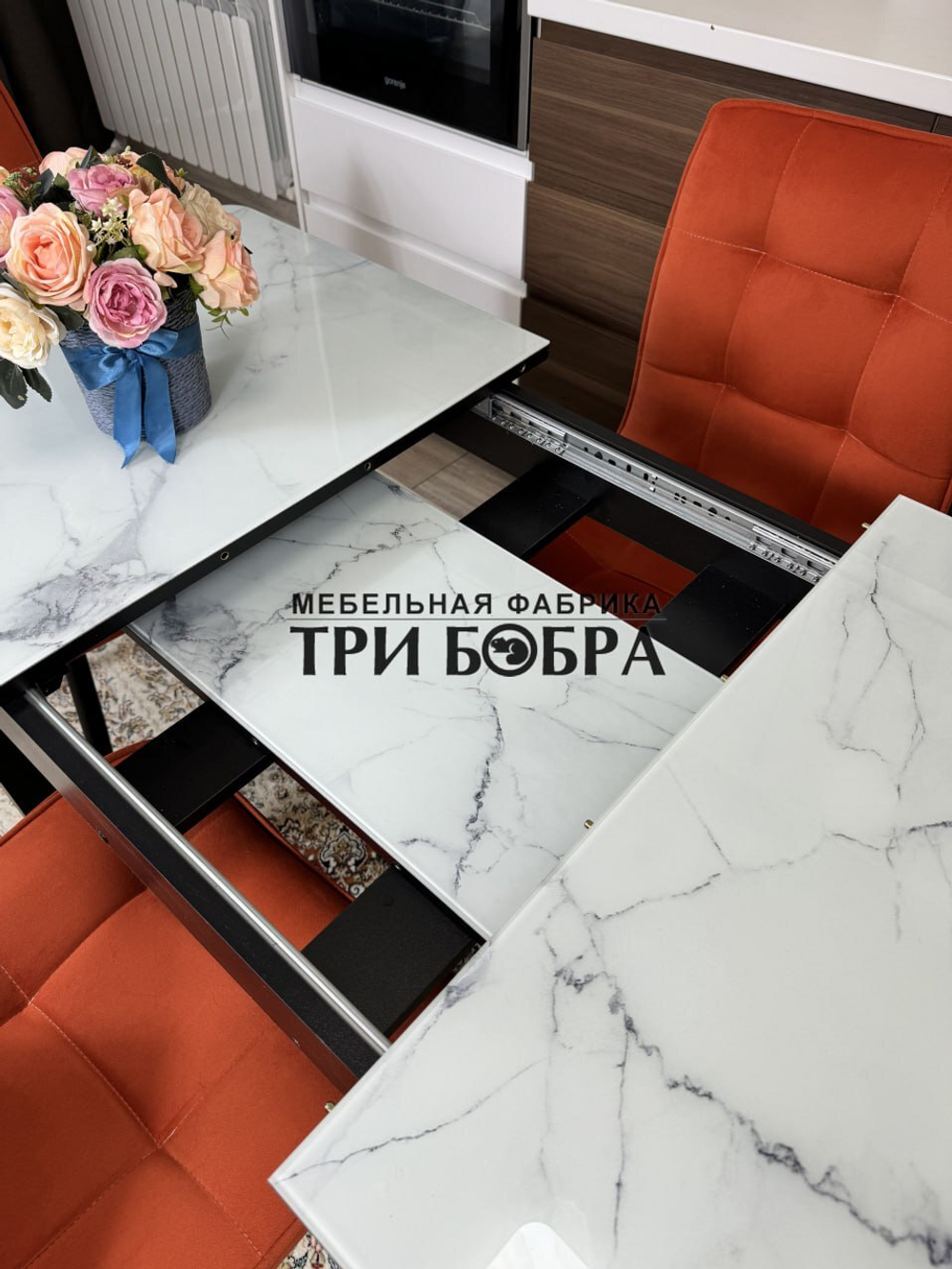 Стеклянный раздвижной стол "Итальянский мрамор" и стулья "ГУЧИ" оранжевый