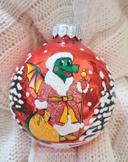 Стеклянный шар Дракоша Дед Мороз 80 мм., в подарочной упаковке, Коломеев (КУ-80-234052/1)