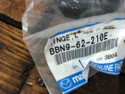 Петля крышки багажника Mazda 3 (BL, BM) 08-19 Новая Оригинал BBN962210E