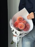 Кулек из георгин в оранжевом оттенке