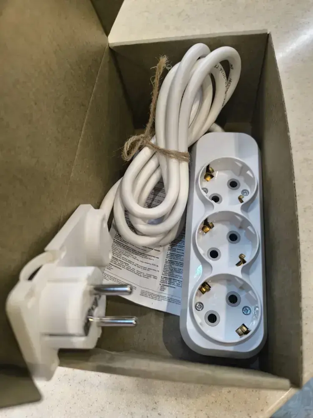 Удлинитель электрический с плоской потайной вилкой невидимкой (за шкаф) 3 розетки 1.5 Метра вилкой (за шкаф) Сетевой фильтр бытовой (удлинитель)