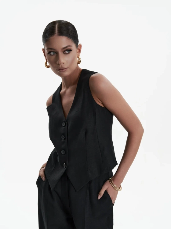 Жилет в черном цвете из льна