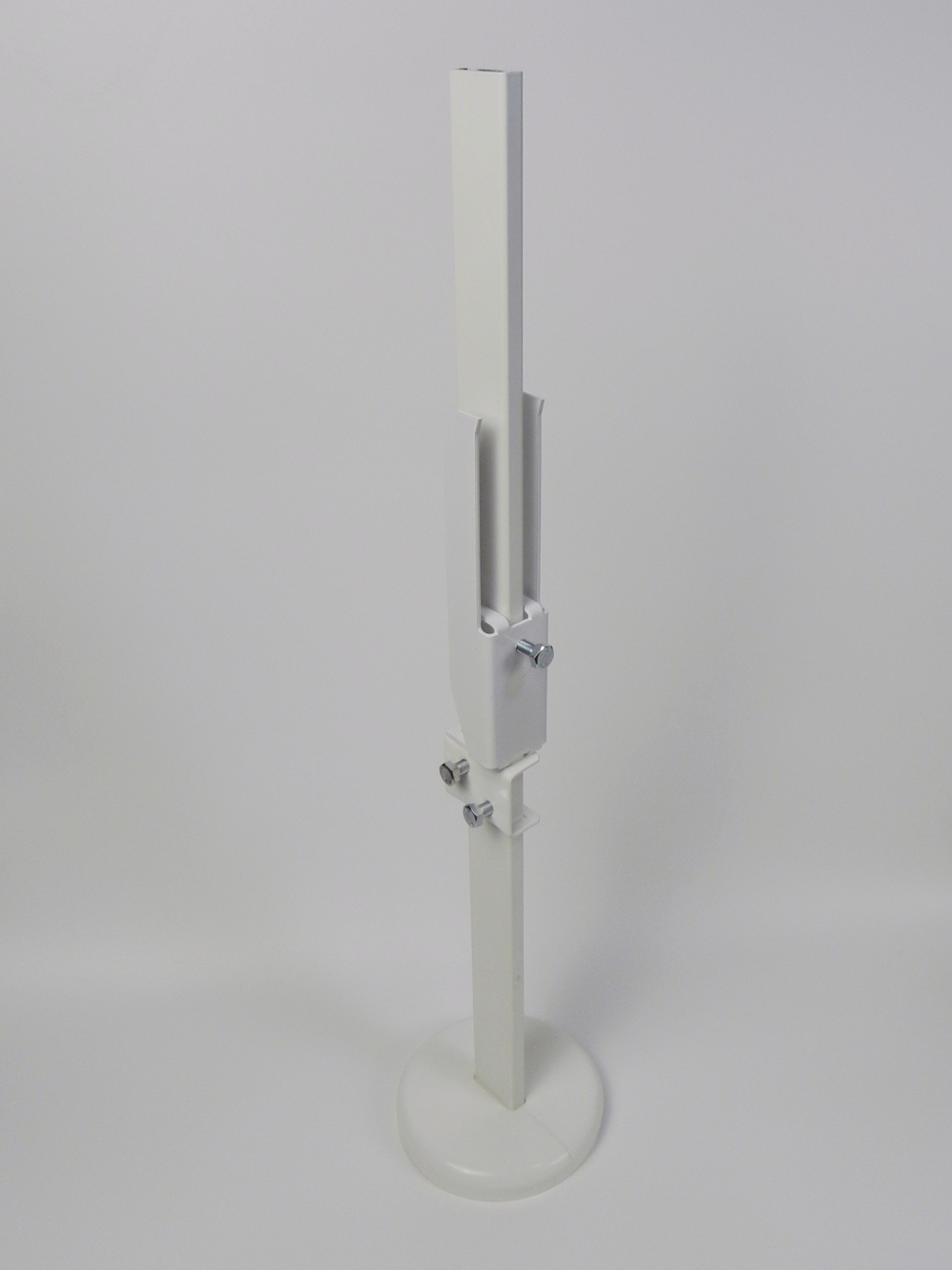 А11.17.1К Кронштейн напольный регулируемый, высота стойки 500 мм, регулируемая высота от 200 до 600 мм с крышкой на основание