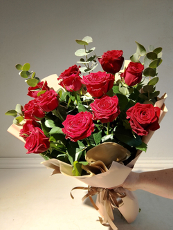 Гвоздика бывает стильной в букете с эвкалиптом (М0020)