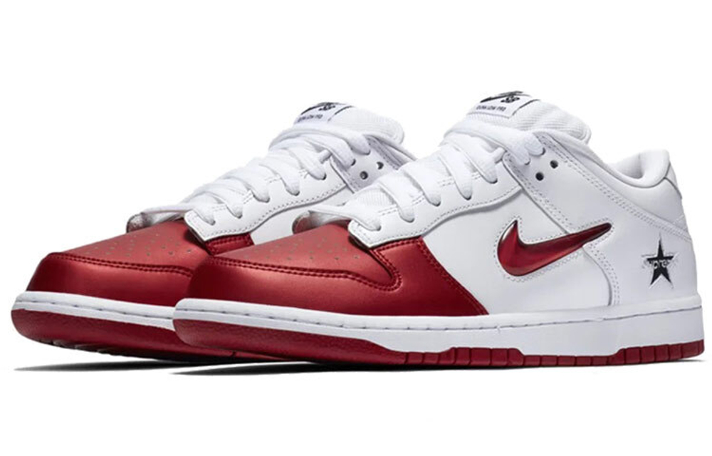 Supreme x Nike Dunk SB cowhide wear-resistant low-top sneakers for men and women with the same white and red