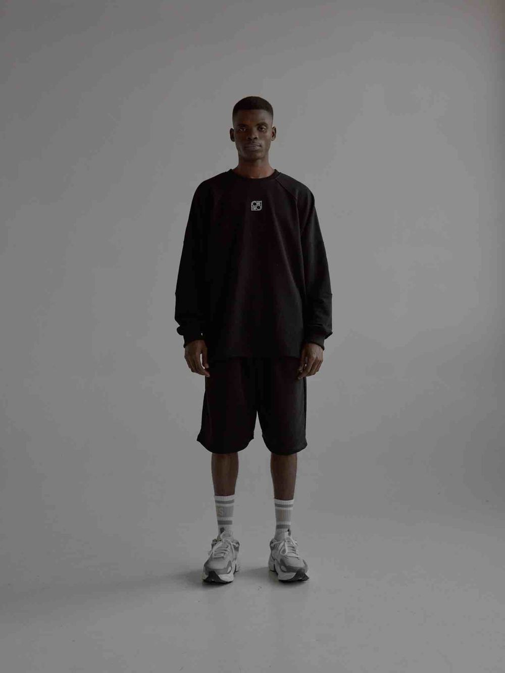 Толстовка One Two Raglan Sweatshirt Logo Black черная