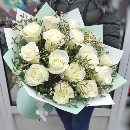 Букет из 15 белых роз сорта «Мондиаль» (Эквадор 60 см)