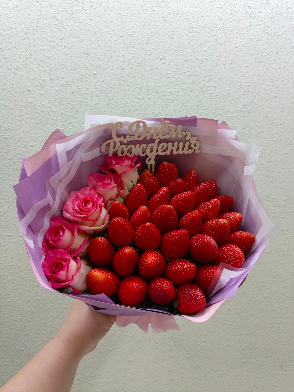 Букет из клубники и роз