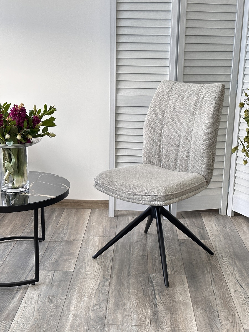 Стул М-City DISAUR Йохан (Yohan) поворотный на поворотный на 360 градусов, Kn01-04 Светло-серый, ткань, Черный